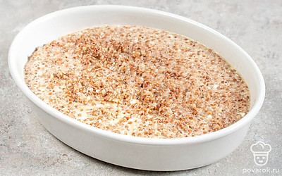 Готовую крупу переложите в творожную смесь.Тщательно перемешайте и выложите в смазанную маслом форму. Сверху тоже положите небольшие кусочки масла, чтобы во время запекания образовалась аппетитная корочка. Отправьте в духовку на 40 минут.