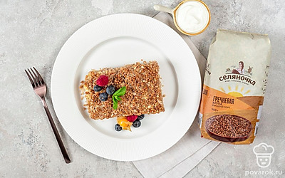 Разделите крупеник на порционные кусочки. Подайте со сметаной.