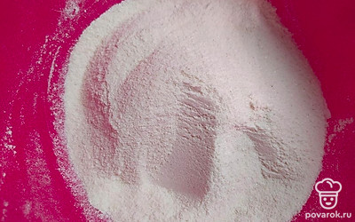 Для сухой смеси соединим по одному стакану манной крупы, сахара и муки, добавим 10 грамм разрыхлителя и все хорошо перемешаем.