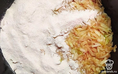 Яблоки очистим от сердцевины и натрем на крупной терке. Форму для выпечки смажем растительным маслом и начнем собирать пирог. Первым слоем будет треть сухой смеси, далее половина тертых яблок, затем опять треть сухой смеси, половина тертых яблок и треть сухой смеси. У нас получилось 5 слоев.