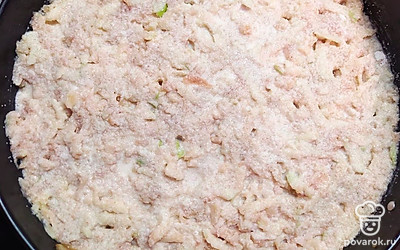 Подогреваем в микроволновке 200 миллилитров молока. Сделаем в пироге по всей поверхности палочкой от суши отверстия и заливаем все молоком.