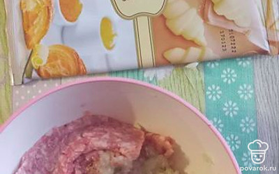 Тесто размораживаем, фарш смешиваем с луком, солью и перцем.