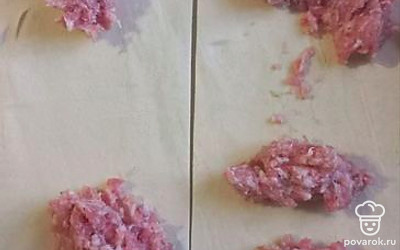 Тесто раскатываем и разрезаем на полоски, примерно 7 на 20 сантиметров.