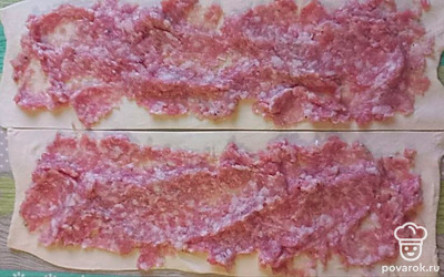 Распределяем по полоскам фарш.