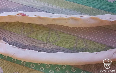 Каждую полоску скручиваем в «колбаску».