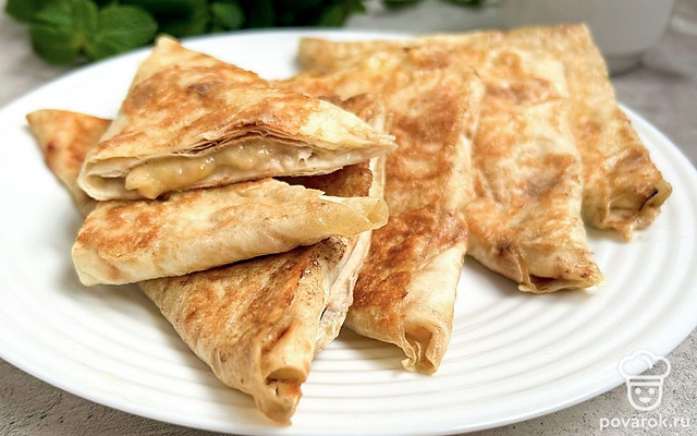 Треугольники из лаваша с бананом — Рецепт с фото