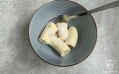 Крупный банан очистите. Разомните вилкой с сахаром.