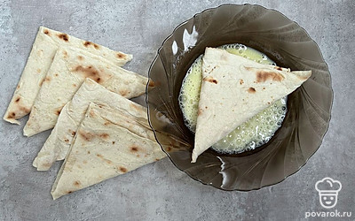 Взбейте яйцо. Обмакните треугольники в яйце.