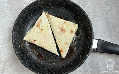 Обжарьте заготовки на разогретой сковороде со сливочным маслом. Жарьте треугольники с каждой стороны по 1-2 минуты на среднем огне, до румяного цвета.