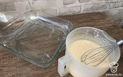 Заранее разогреваем духовку до 180 градусов, смазываем форму сливочным маслом. Яйца с сахаром взбиваем на высоких оборотах до сильных пиков.