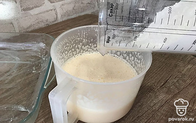 Затем добавляем пшеничную муку и перемешиваем тесто.