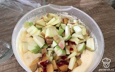 В тесто добавляем любые фрукты или ягоды. У меня это яблоки, сливы и клюква. Перемешиваем.