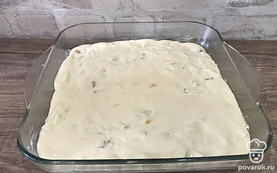 Тесто аккуратно выкладываем в форму.