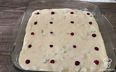 Сверху украшаем ягодами замороженной клюквы.