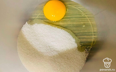 Яйцо смешайте с сахаром до растворения.