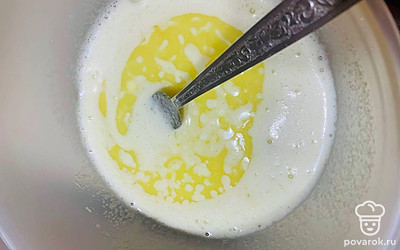 Добавьте в яйцо молоко и растопленное сливочное масло. 