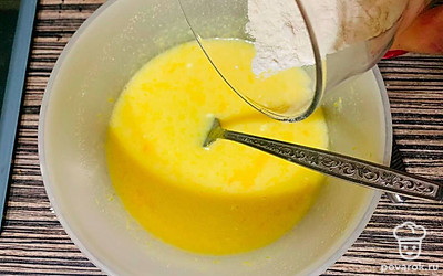 Постепенно вмешивайте муку в тесто.