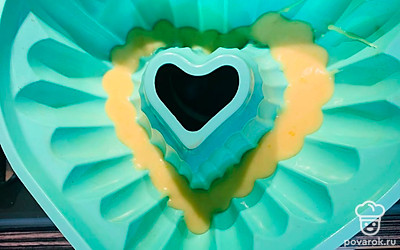 Возьмите форму, в которой вы будете запекать пирог. Налейте немного теста.