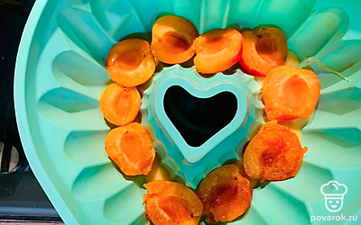 Далее разложите на тесто половинки абрикоса.