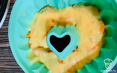 Сверху залейте тестом, чтобы покрыть абрикосы целиком. Отправляйте готовиться в духовку на 180 градусов на 40 минут. После приготовления дайте остыть около часа.