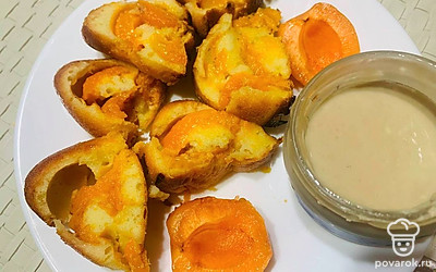 Подавайте пирог, нарезав тонкими кусочками со свежими абрикосами и урбечем из миндаля. Приятного аппетита!