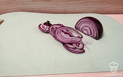 Красный лук очистите и нарежьте полукольцами.