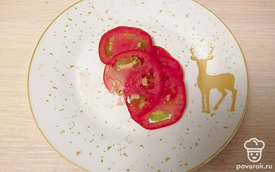 Помидоры хорошо помойте и нашинкуйте тонкими кружочками.