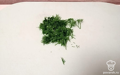 Укроп промойте под проточной водой и мелко нарежьте.