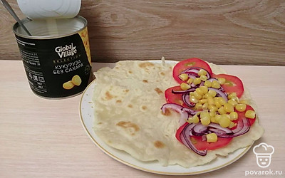 Далее разложите красный лук и консервированную кукурузу.