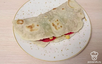 Накройте овощи второй половиной лаваша. Овощная кесадилья готова.