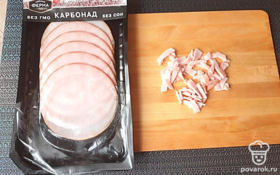 Карбонад нарежьте соломкой.