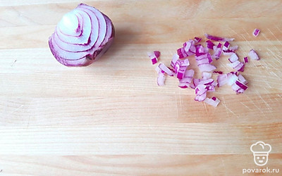 1/4 головки маленькой луковицы нашинкуйте мелким кубиком. Понадобится чайная ложка нарезанного лука.