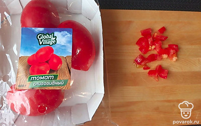 Помидор вымойте и нарежьте мелким кубиком. Понадобится 1 столовая ложка с горкой нарезанного помидора.