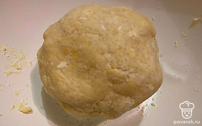 Соедините в миске разрыхлитель, муку и сахар. Натрите на терке охлажденное сливочное масло. Добавьте к нему сухую смесь и разотрите ее в крошку. Вбейте яйцо и замесите быстро тесто. Если оно крошится, влейте пару ложек холодной воды.
