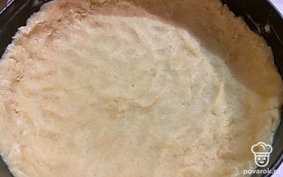 Смажьте форму и распределить тесто так, чтобы получились для начинки бортики. Отправьте форму с тестом на 30 минут в холод.