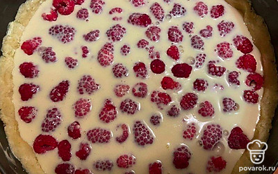 В форму на тесто положите слой малины. Залейте ее сметанной начинкой. Отправьте выпекаться при температуре 180 градусов на 40 минут.