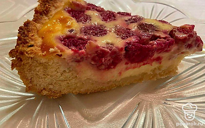 Подайте малиновый пирог на блюде или порционно. Украсьте мятой. Приготовьте чай.