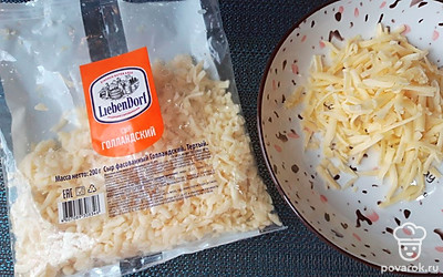 Сыр натрите на крупной терке. У меня уже натертый сыр.