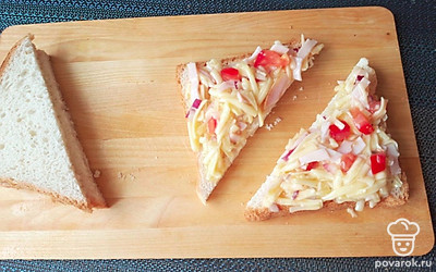 Каждый кусочек тостового хлеба при желании разрежьте пополам. На каждый ломтик выложите начинку слоем в 1 сантиметр.