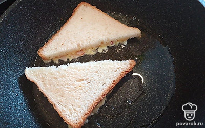 Отправьте хлеб начинкой вниз на разогретую сковороду жариться. Томите 3 минуты на среднем огне.