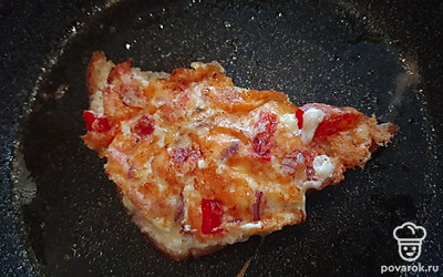 Переверните бутерброд и жарьте 1 минуту на среднем огне.