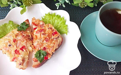 Подавайте горячие бутерброды с чаем, кофе или соком.