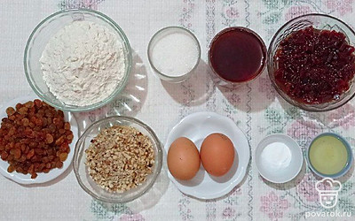 Заварите стакан крепкого чая и остудите до теплого состояния. Муку просейте. Остальные ингредиенты подержите при комнатной температуре.