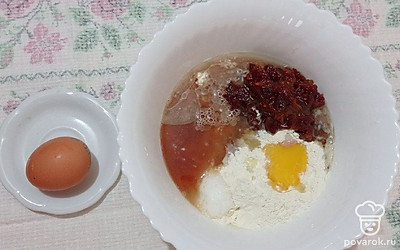 Все ингредиенты для теста – чайную заварку, яйца, растительное масло, варенье, муку и сахар перемешайте в большой миске.