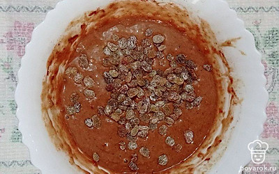 Добавьте в смесь соду и изюм. Хорошо вымешайте, чтобы тесто получилось как на оладьи.