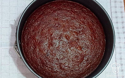 Выложите тесто в форму, смазанную растительным маслом и отправьте в духовку. Выпекайте пирог 30 минут при температуре 200 градусов.