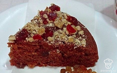 Готовый пирог сверху смажьте вареньем. Присыпьте его рубленными грецкими орехами. Украсьте ягодами из варенья, цукатами или свежими фруктами.