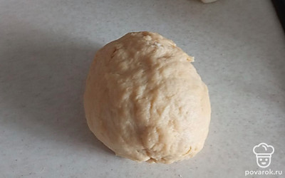 Молоко, яйца, масло, соду и муку перемешиваем и формируем тесто.