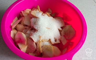 Яблоки моем, чистим и режем тонко. Добавляем сахар — и начинка готова.