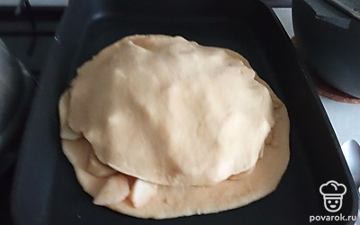 Раскатываем в тесто кругами. Выкладываем начинку, защипываем края и отправляем в духовку на 30 минут.